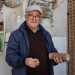 Giacomo Marrone, 68enne di Bitetto, realizza dei curiosi monili in cui delle perline colorate si alternano ai noccioli della trmite, loliva caratteristica delle campagne bitettesi